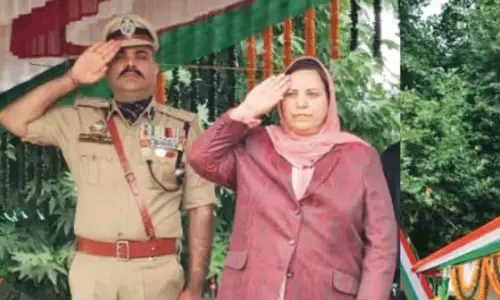 सकीना इटू ने अनंतनाग में तिरंगा फहराया, राष्ट्रीय नायकों का सम्मान किया सकीना इटू ने अनंतनाग में तिरंगा फहराया, राष्ट्रीय नायकों का सम्मान किया