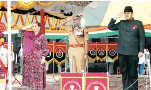 गंदेरबल में स्वतंत्रता दिवस धूमधाम से मनाया गया गंदेरबल में स्वतंत्रता दिवस धूमधाम से मनाया गया