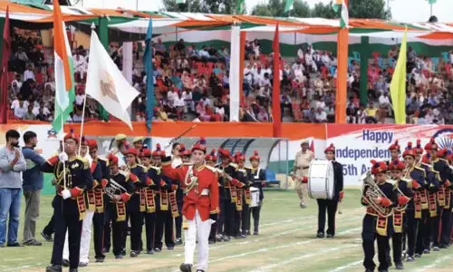 कश्मीर में स्वतंत्रता दिवस समारोह में सैकड़ों लोग शामिल हुए