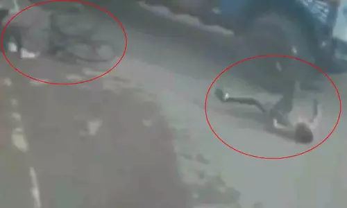 साईकिल सवार बच्चों को ट्रक ने मारी ठोकर, दूर फेंका जाने से बची दोनों की जान साईकिल सवार बच्चों को ट्रक ने मारी ठोकर, दूर फेंका जाने से बची दोनों की जान