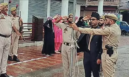 स्वतंत्रता दिवस पर जेजेबी कुपवाड़ा के प्रधान मजिस्ट्रेट ने राष्ट्रीय ध्वज फहराया