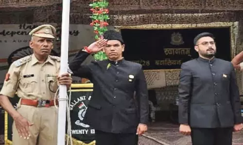 कश्मीर संभागीय आयुक्त ने कार्यालय परिसर में राष्ट्रीय ध्वज फहराया