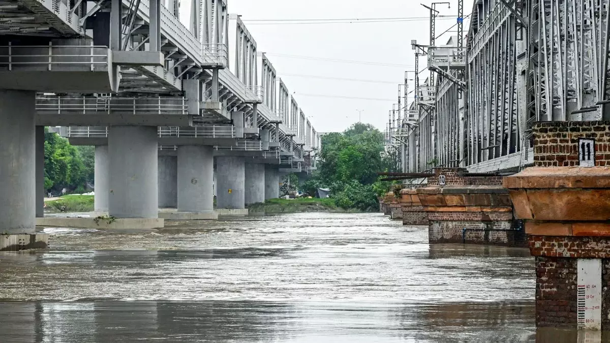 Delhi: जलस्तर बढ़ने से यमुना किनारे अलर्ट जारी Delhi: जलस्तर बढ़ने से यमुना किनारे अलर्ट जारी
