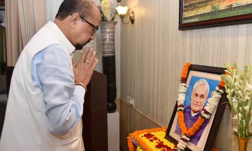 राज्यपाल डेका ने पूर्व प्रधानमंत्री बाजपेयी की पुण्यतिथि पर दी श्रद्धांजलि
