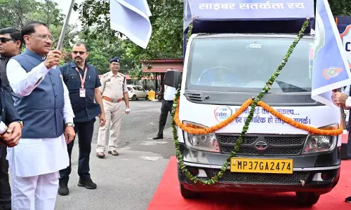 CM साय ने एसबीआई साइबर सुरक्षा रथ को झंडी दिखाकर किया रवाना CM साय ने एसबीआई साइबर सुरक्षा रथ को झंडी दिखाकर किया रवाना