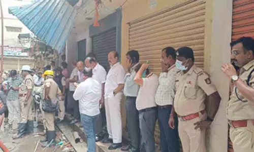 फ्लोर मैट गोदाम में लगी आग, 2 लोग जिंदा जले