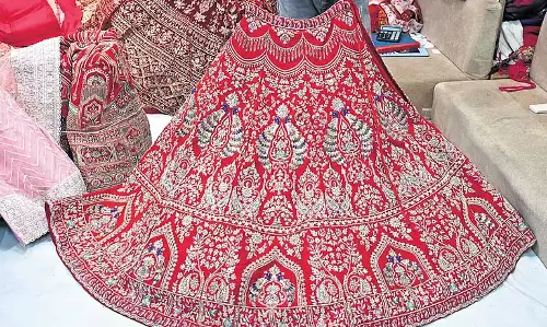 Delhi सोने और चांदी के धागे: सलमा-सितारे का लुप्त शिल्प