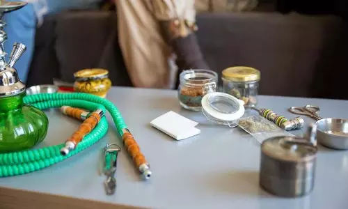 Hyderabad में हुक्का पीते हुए सात लोग गिरफ्तार Hyderabad में हुक्का पीते हुए सात लोग गिरफ्तार