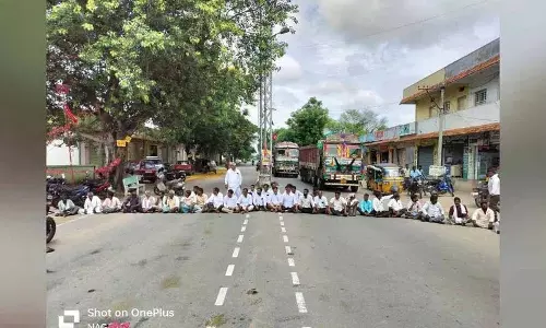 यूरिया की कमी को लेकर किसानों ने गजवेल के पास Rajiv Rahadhi को रोका