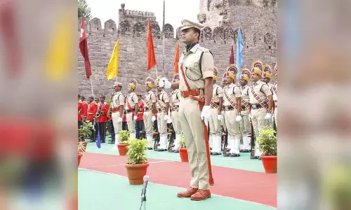 आसिफाबाद के ASP चित्तरंजन को आईडी समारोह परेड का नेतृत्व करने के लिए सम्मानित किया गया