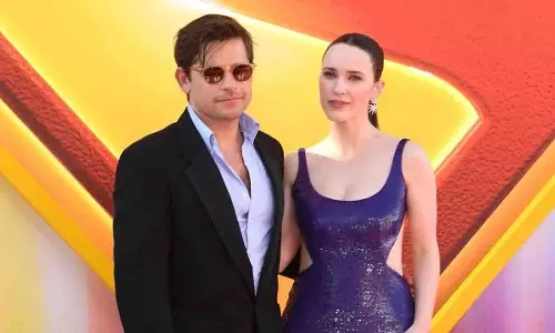 Rachel Brosnahan के पति ने इंस्टाग्राम लाइक से अफवाहों को हवा दी
