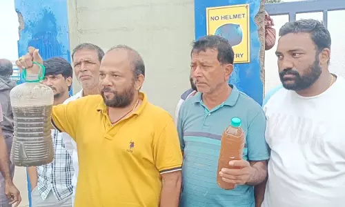 Gummadidala के किसानों ने मैत्री ड्रग्स पर धान के खेतों में हानिकारक अपशिष्ट छोड़ने का आरोप लगाया