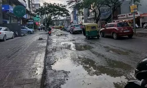 Bengaluru: स्टार्टअप हब कोरमंगला सड़क संकट में, प्रशासन पर सवाल Bengaluru: स्टार्टअप हब कोरमंगला सड़क संकट में, प्रशासन पर सवाल