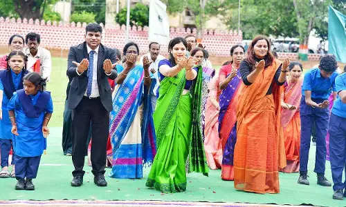 पहली बार, Karimnagar के अधिकारियों ने स्वतंत्रता दिवस पर सांकेतिक भाषा में राष्ट्रगान गाया पहली बार, Karimnagar के अधिकारियों ने स्वतंत्रता दिवस पर सांकेतिक भाषा में राष्ट्रगान गाया