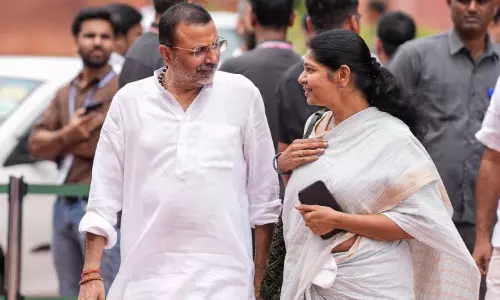 कनिमोझी ने कहा, मंत्री के खिलाफ ईडी की छापेमारी से DMK नहीं डरेगी कनिमोझी ने कहा, मंत्री के खिलाफ ईडी की छापेमारी से DMK नहीं डरेगी
