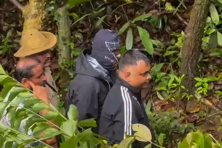 Kerala : धर्मस्थल मामला सफाई कर्मचारी का दावा, उसने मलयाली लड़की का शव दफनाया Kerala : धर्मस्थल मामला सफाई कर्मचारी का दावा, उसने मलयाली लड़की का शव दफनाया