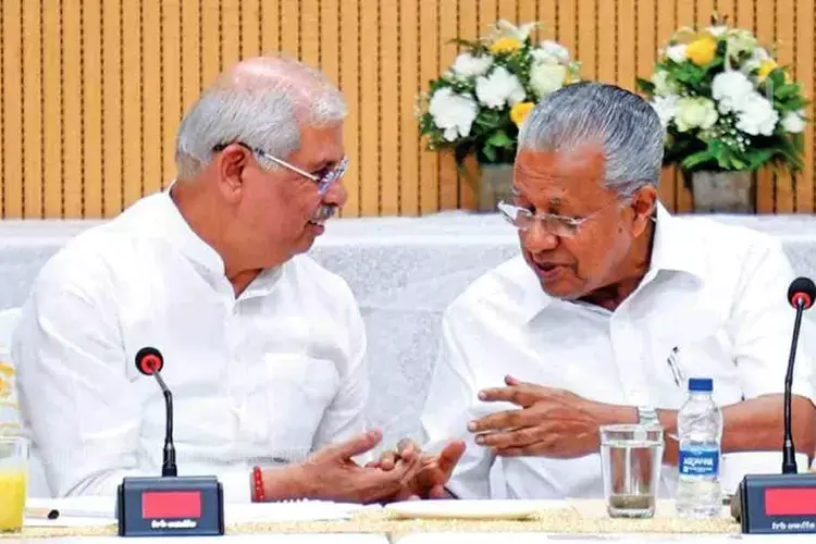 Kerala के मुख्यमंत्री और मंत्रियों ने राजभवन में स्वतंत्रता दिवस विशेष रात्रिभोज का बहिष्कार किया Kerala के मुख्यमंत्री और मंत्रियों ने राजभवन में स्वतंत्रता दिवस विशेष रात्रिभोज का बहिष्कार किया