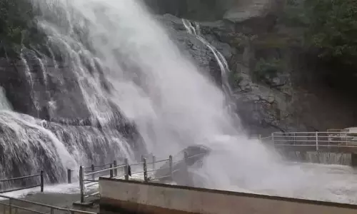 भारी बारिश से Courtallam झरने में अचानक बाढ़ आ गई, पर्यटकों के लिए स्नान पर प्रतिबंध भारी बारिश से Courtallam झरने में अचानक बाढ़ आ गई, पर्यटकों के लिए स्नान पर प्रतिबंध