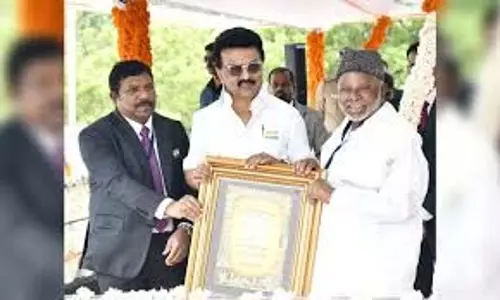 मुख्यमंत्री ने स्वतंत्रता दिवस पर पुरस्कार प्रदान किए मुख्यमंत्री ने स्वतंत्रता दिवस पर पुरस्कार प्रदान किए