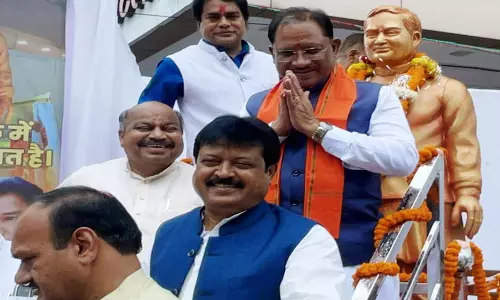 अटल चौक पहुंचे मुख्यमंत्री, पुण्यतिथि पर अटल को माल्यार्पण कर किया नमन अटल चौक पहुंचे मुख्यमंत्री, पुण्यतिथि पर अटल को माल्यार्पण कर किया नमन