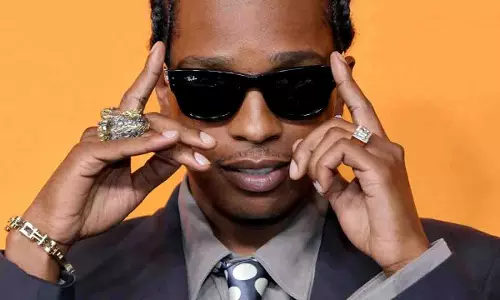 A$AP Rocky ने रेड कार्पेट इवेंट के लिए रिहाना का सूट और पोल्का डॉट टाई पहनी A$AP Rocky ने रेड कार्पेट इवेंट के लिए रिहाना का सूट और पोल्का डॉट टाई पहनी