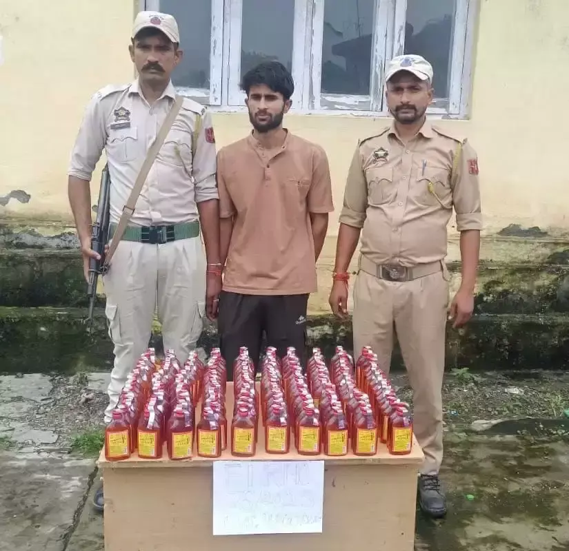 Kathua: अवैध शराब तस्करी का भंडाफोड़, 150 क्वार्टर जब्त Kathua: अवैध शराब तस्करी का भंडाफोड़, 150 क्वार्टर जब्त