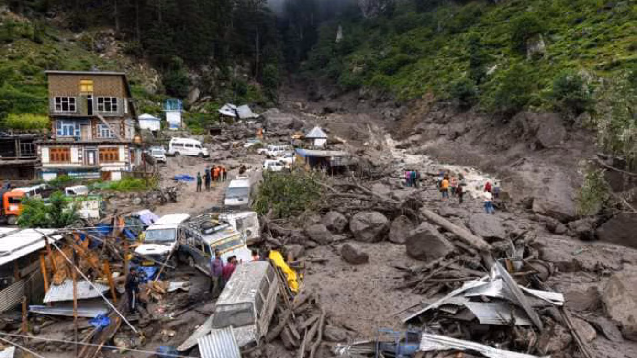 Kishtwar tragedy: मलबे में जिंदगी की तलाश
