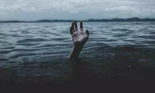 Gujarat:महिला ने तीन साल की बेटी के साथ साबरमती नदी में छलांग लगाई Gujarat:महिला ने तीन साल की बेटी के साथ साबरमती नदी में छलांग लगाई