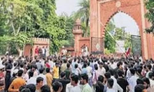 मुस्लिम विश्वविद्यालय में फीस वृद्धि को लेकर छात्रों का विरोध तेज, कैंपस में तनाव