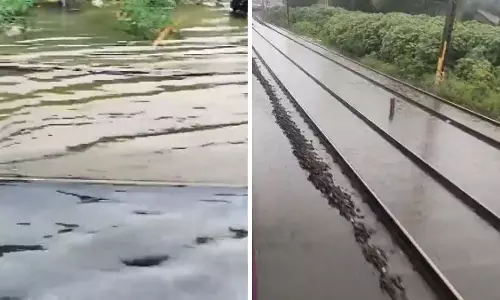 Mumbai : मूसलाधार बारिश से लोकल ट्रेन सेवाएं प्रभावित