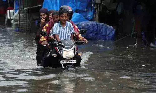 Mumbai Rain: विक्रोली में भारी बारिश से भूस्खलन, दो लोगों की मौत, शहर में रेड अलर्ट Mumbai Rain: विक्रोली में भारी बारिश से भूस्खलन, दो लोगों की मौत, शहर में रेड अलर्ट