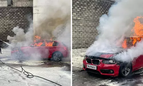 Thane: कासरवडावली में पिया वाइन शॉप के पास BMW 1 सीरीज कार में आग लग गई