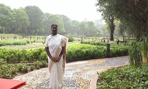 President मुर्मू ने अमृत उद्यान में प्लुमेरिया गार्डन, बरगद ग्रोव, बबलिंग ब्रूक का किया उद्घाटन
