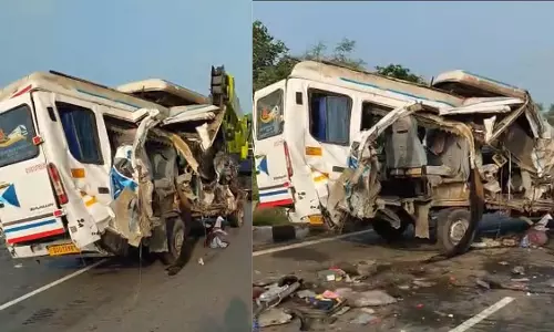 MP: दर्दनाक दुर्घटना, गुजरात के कलाकारों की बस टकराई ट्रॉली से MP: दर्दनाक दुर्घटना, गुजरात के कलाकारों की बस टकराई ट्रॉली से
