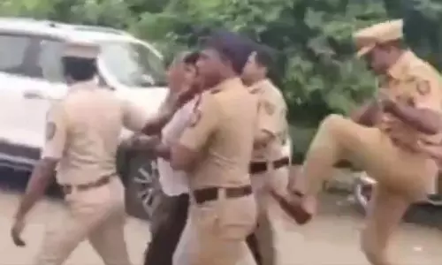 स्वतंत्रता दिवस पर जालना में DSP ने प्रदर्शनकारी को लात मारी स्वतंत्रता दिवस पर जालना में DSP ने प्रदर्शनकारी को लात मारी