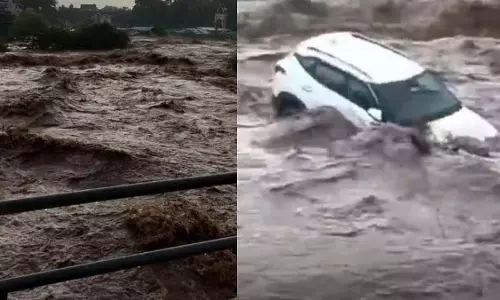 Barwani: भारी बारिश से नदी उफान पर, कारें बह गईं, घर डूबे Barwani: भारी बारिश से नदी उफान पर, कारें बह गईं, घर डूबे