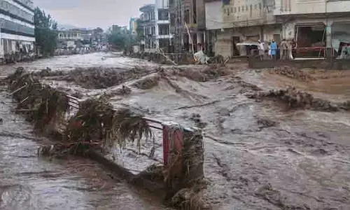 जारी बचाव प्रयासों के बीच बाढ़ से मरने वालों की संख्या 300 के पार