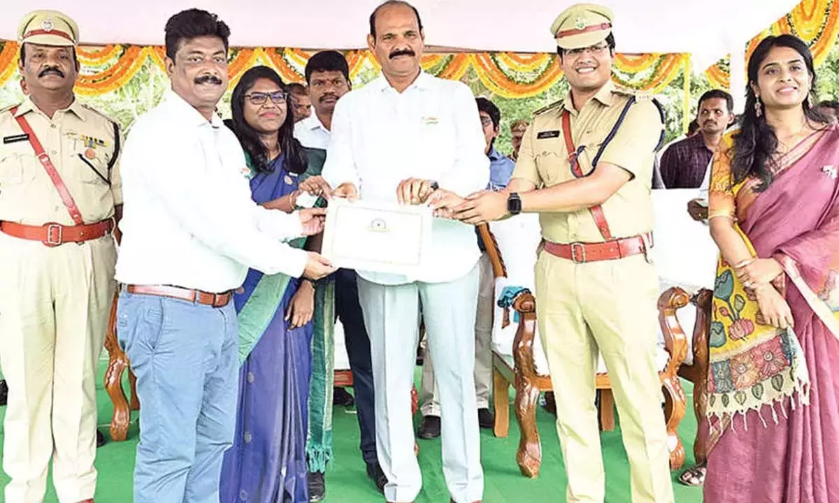 Andhra: 367 कर्मचारियों को प्रशंसा प्रमाण पत्र प्राप्त हुए