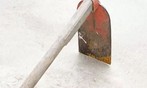 कलयुगी बेटे का खूनी खेल, इस बात पर फावड़े से पिता को काटा कलयुगी बेटे का खूनी खेल, इस बात पर फावड़े से पिता को काटा