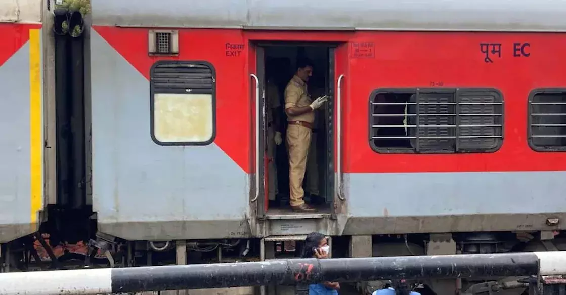 Alappuzha में ट्रेन के शौचालय में भ्रूण मिला, पुलिस यात्रियों से पूछताछ करेगी Alappuzha में ट्रेन के शौचालय में भ्रूण मिला, पुलिस यात्रियों से पूछताछ करेगी
