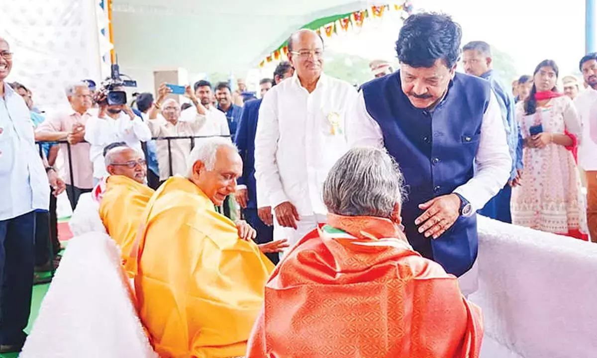 Andhra: स्वतंत्रता सेनानियों के परिजनों को सम्मानित किया गया Andhra: स्वतंत्रता सेनानियों के परिजनों को सम्मानित किया गया