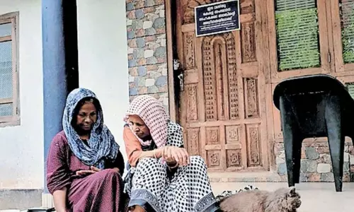 Kerala : कर्ज न चुकाने पर बैंक ने घर कुर्क किया, दंपत्ति बरामदे में सो रहे