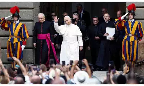 Pope Leo XIV के 100 दिन: शांत पोपत्व जो विवादों को केंद्र में आने से रोकता है Pope Leo XIV के 100 दिन: शांत पोपत्व जो विवादों को केंद्र में आने से रोकता है