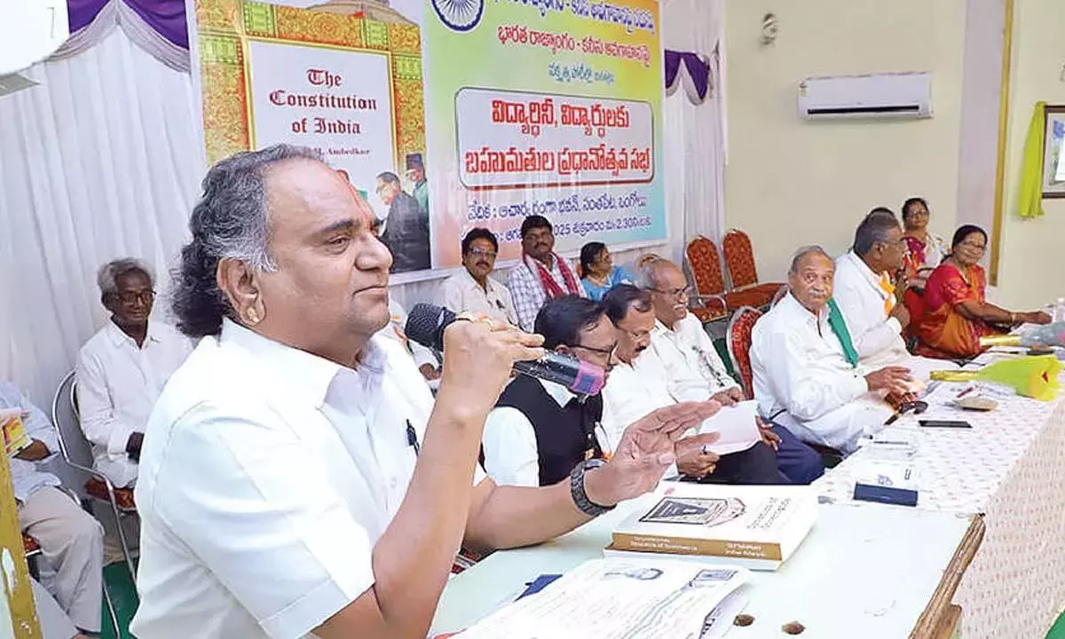 Andhra: संविधान के प्रति जागरूकता की आवश्यकता पर बल दिया गया Andhra: संविधान के प्रति जागरूकता की आवश्यकता पर बल दिया गया