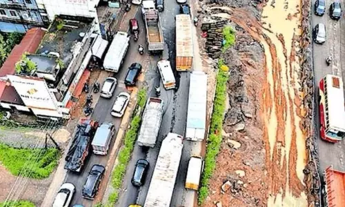 Thrissur के मुरिंगूर में एनएच 544 पर भीषण ट्रैफिक जाम, 10 किलोमीटर लंबे हिस्से में फंसे वाहन