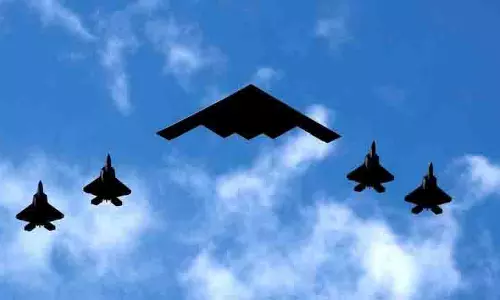 Alaska में ट्रम्प के अमेरिकी शक्ति प्रदर्शन के दौरान पुतिन के ऊपर से बी-2 बमवर्षक विमान उड़ा Alaska में ट्रम्प के अमेरिकी शक्ति प्रदर्शन के दौरान पुतिन के ऊपर से बी-2 बमवर्षक विमान उड़ा