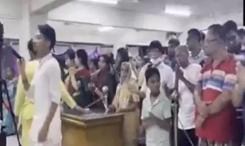 ढाका में ISKCON मंदिर में जन्माष्टमी मनाने के लिए भक्तों की भीड़ उमड़ पड़ी