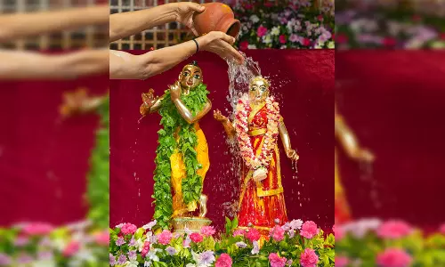 जन्माष्टमी पर रात 12 बजे करें एक छोटा सा उपाय, बरसेगी श्रीकृष्ण की कृपा जन्माष्टमी पर रात 12 बजे करें एक छोटा सा उपाय, बरसेगी श्रीकृष्ण की कृपा
