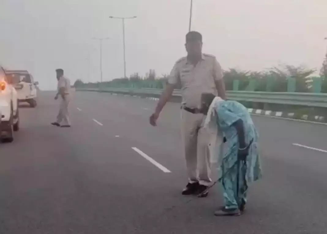 Jind: बुजुर्ग महिला को घर छोड़ने पहुंचे डिप्टी स्पीकर