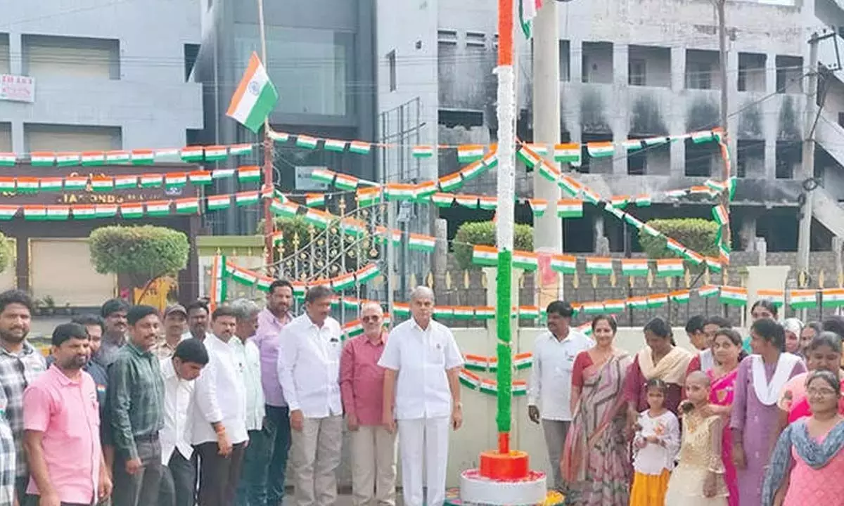 KDCC बैंक ने स्वतंत्रता सेनानियों को श्रद्धांजलि अर्पित की KDCC बैंक ने स्वतंत्रता सेनानियों को श्रद्धांजलि अर्पित की